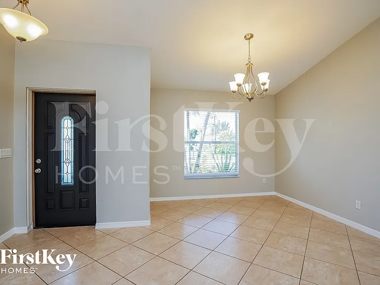 1217 SW 35th Ter — Photo 4
