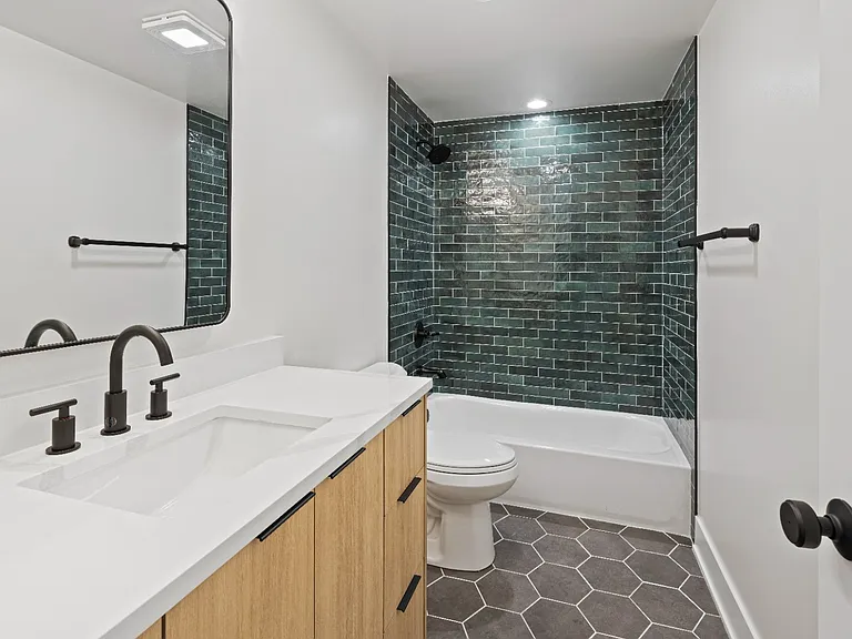 5616 N Washtenaw Ave #102 — Photo 2
