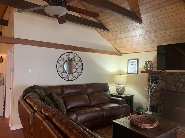 4 bed, 2400 sqft, $2,500 — Photo 3