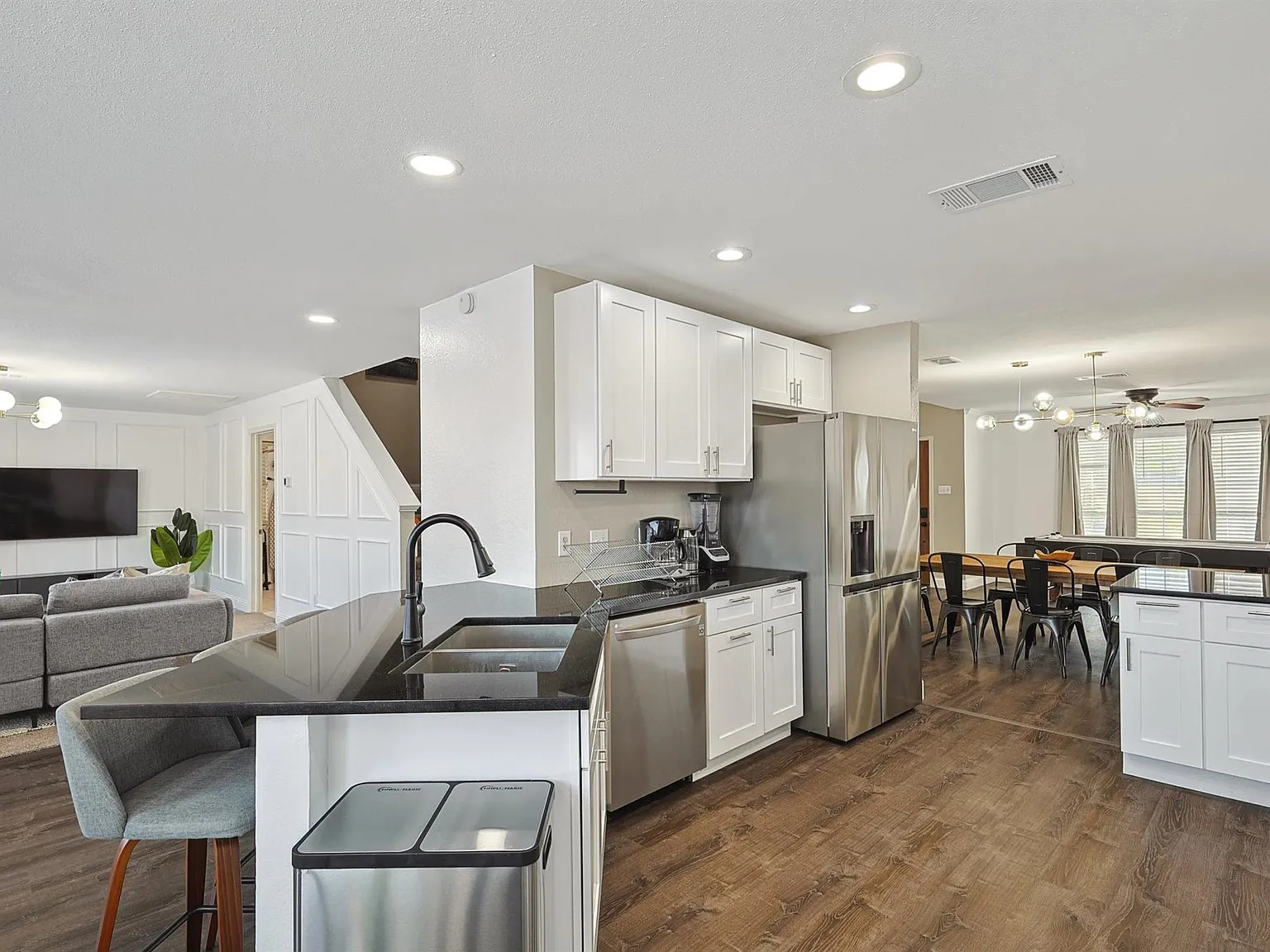 5 bed, 2.5 bath, 2951 sqft, $8,950 — Photo 4