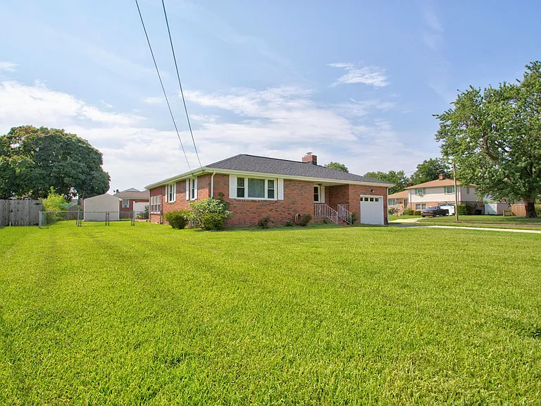 1020 Miles Standish Rd — Photo 3