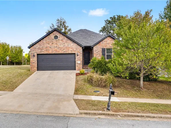 108 S Woodsprings Dr, Fayetteville, AR 72701