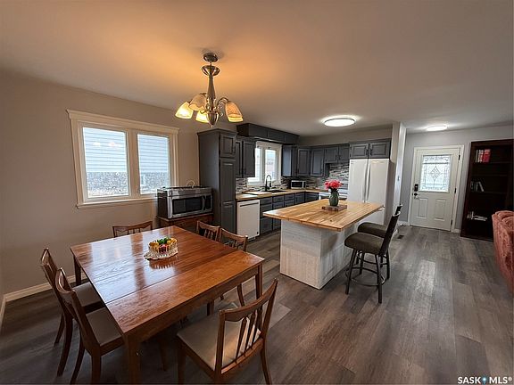 3rd image of 801 Lorne Street W