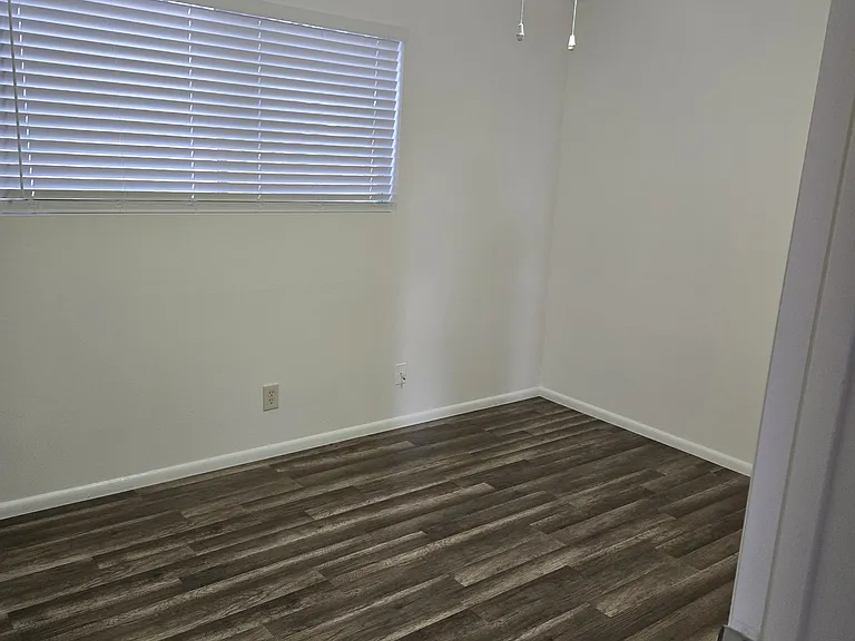 1614 E Clover #B — Photo 8