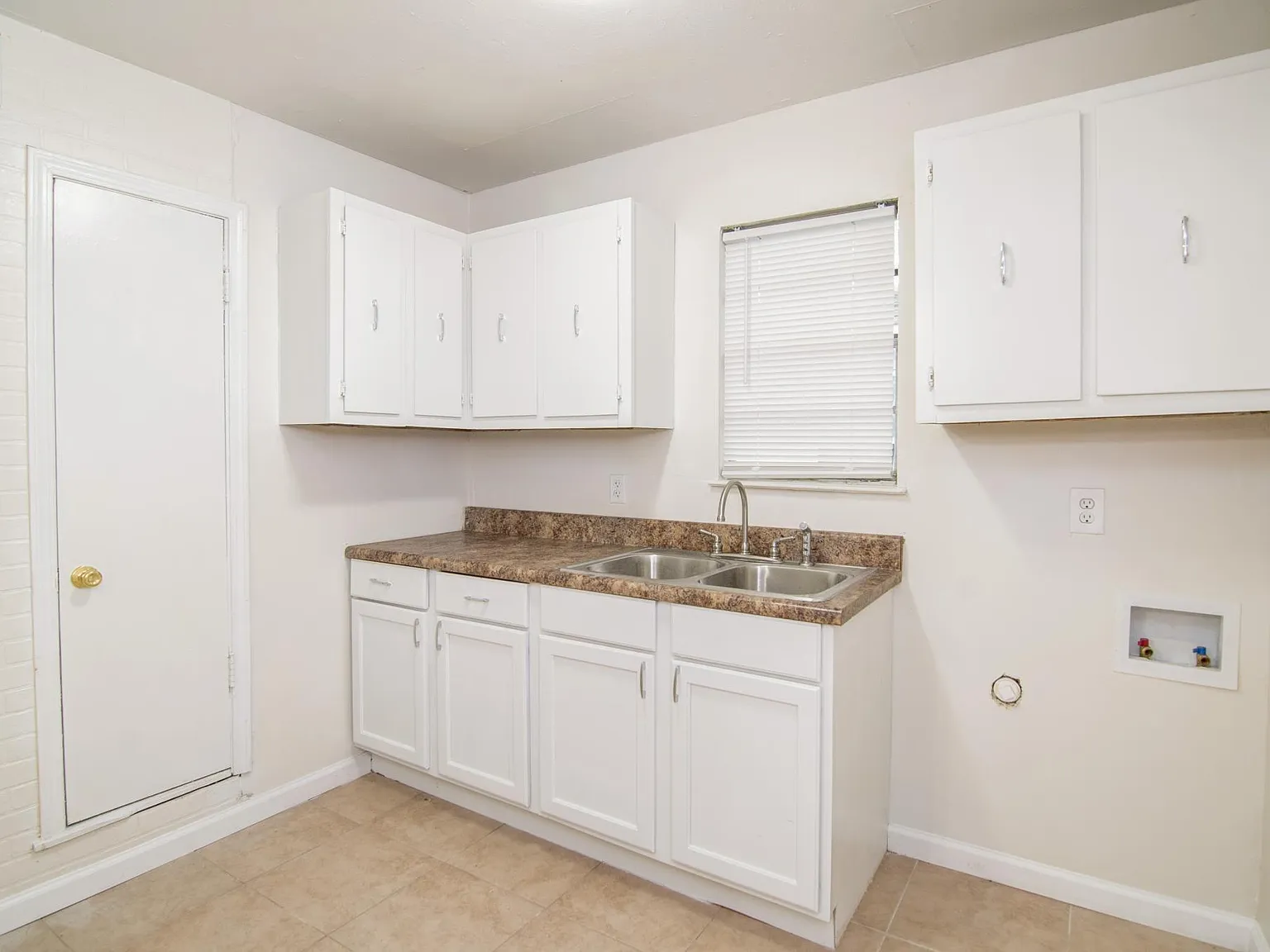 3 bed, 864 sqft, $995 — Photo 3