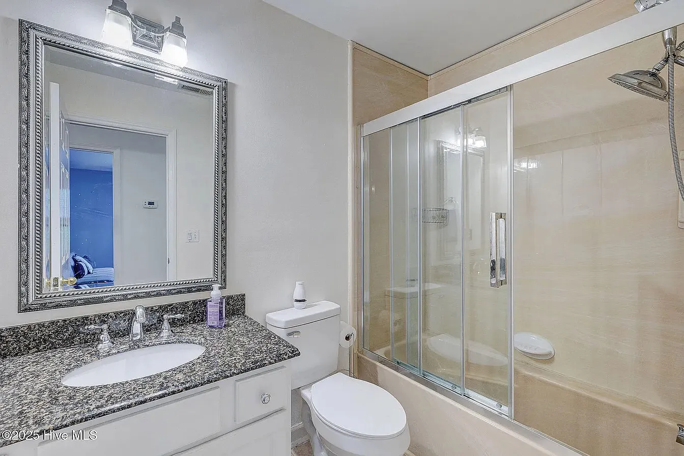 3 bed, 2300 sqft, $900 — Photo 2