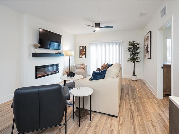 2nd image of 419 SE 1st Ave #101