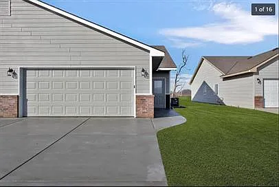4863 N Hillside Ct — Photo 2