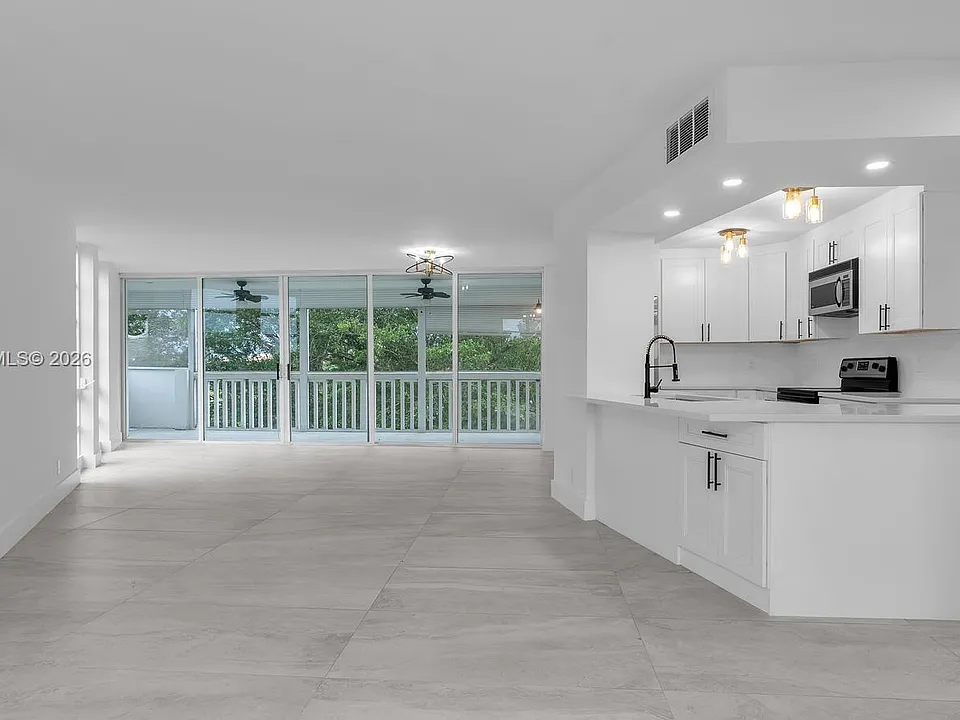 6911 Environ Blvd #4J