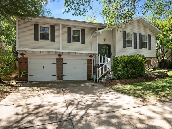 546 Treetop Village Dr, Ballwin, MO 63021