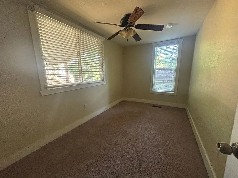 320 S Oak St — Photo 15