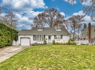 29 Brook Ln, Smithtown, NY 11787