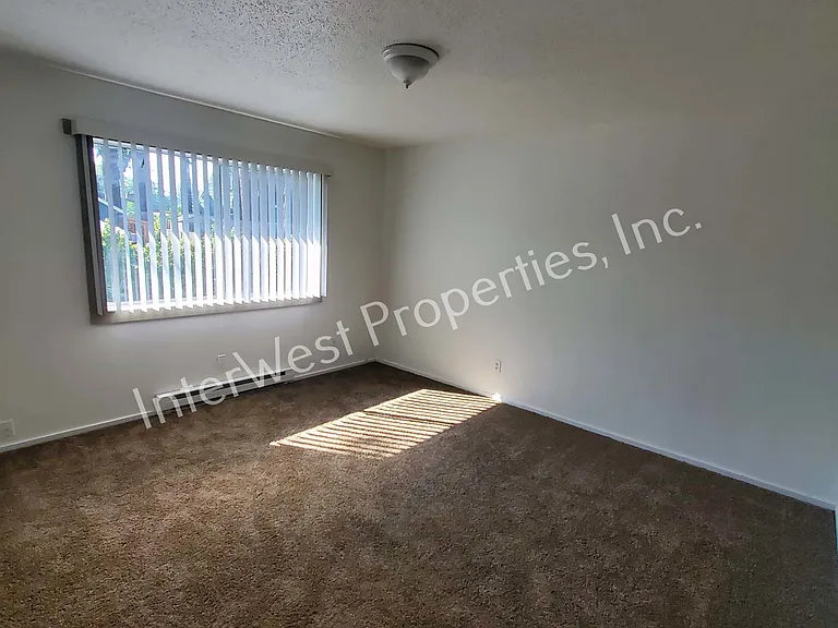 11714 E Burnside St — Photo 21