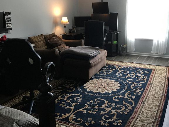 Guest bedroom 2 or office