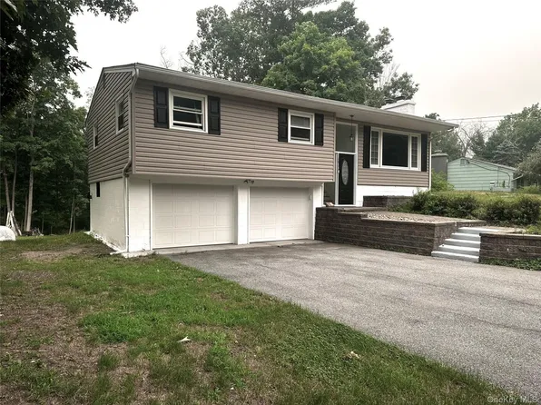 171 Roosevelt Rd, Hyde Park, NY 12538