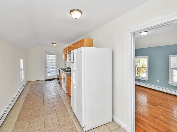4th image of 30 Central St