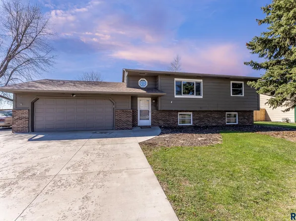 5501 W Dardanella Rd, Sioux Falls, SD 57106