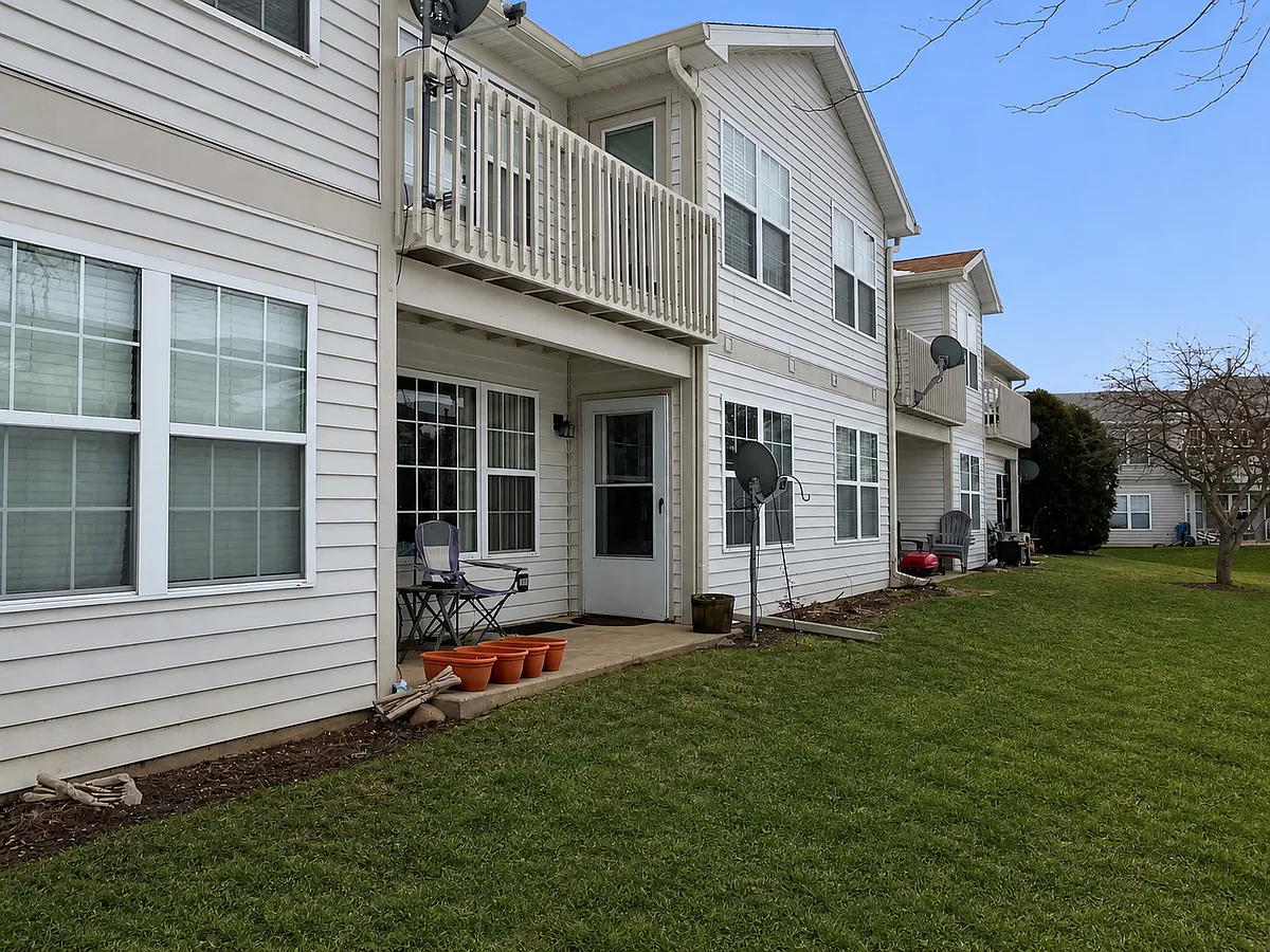 Building Photo - 1160 N Red Oak Cir #2