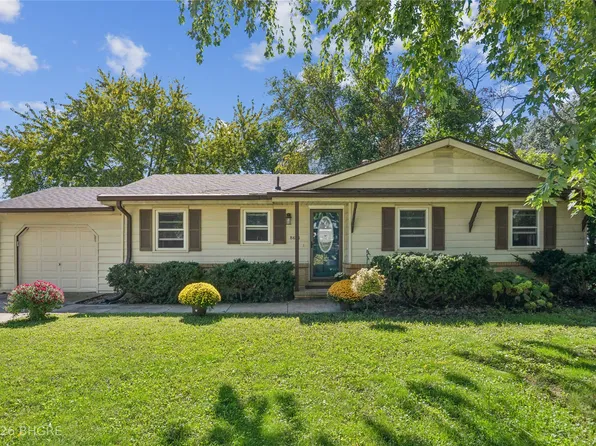 8644 Summit Dr, Clive, IA 50325