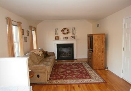 5th image of 325 Trenton Ave N