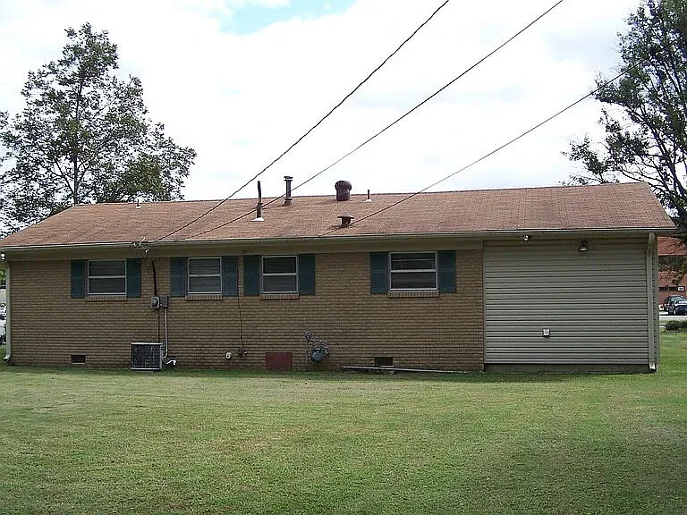 1100 Highland St — Photo 3