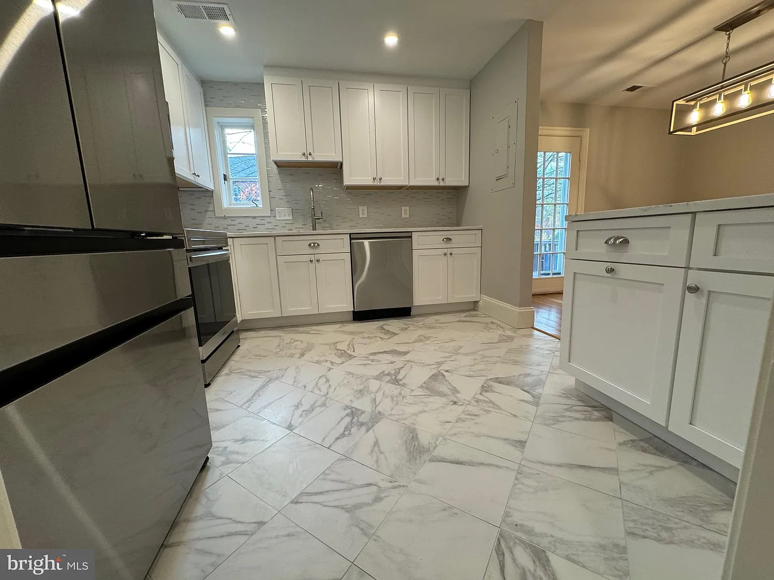 3 bed, 2.5 bath, 1164 sqft, $4,200 — Photo 3