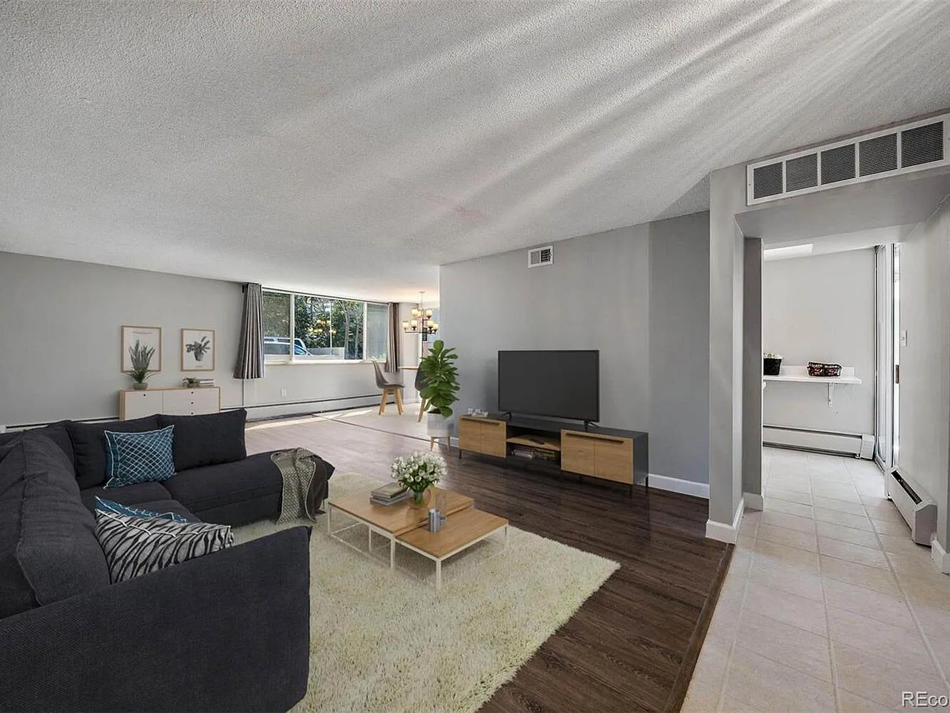 740 N Pearl St — Photo 1