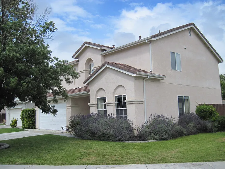 1225 Dolores Ln — Photo 2