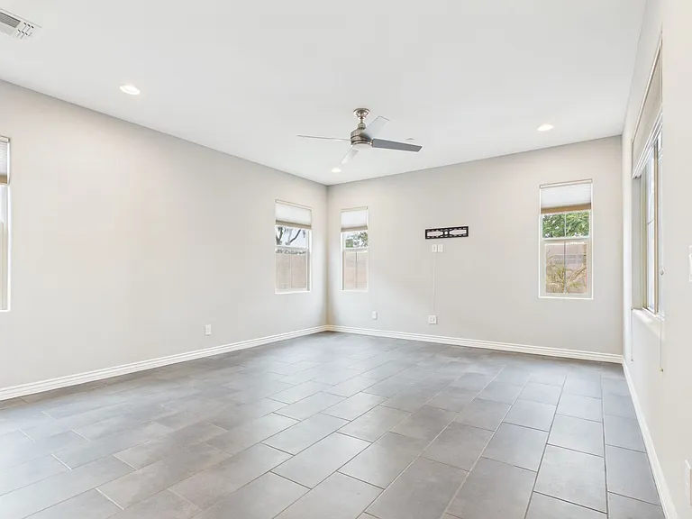 7001 E Portland St — Photo 12