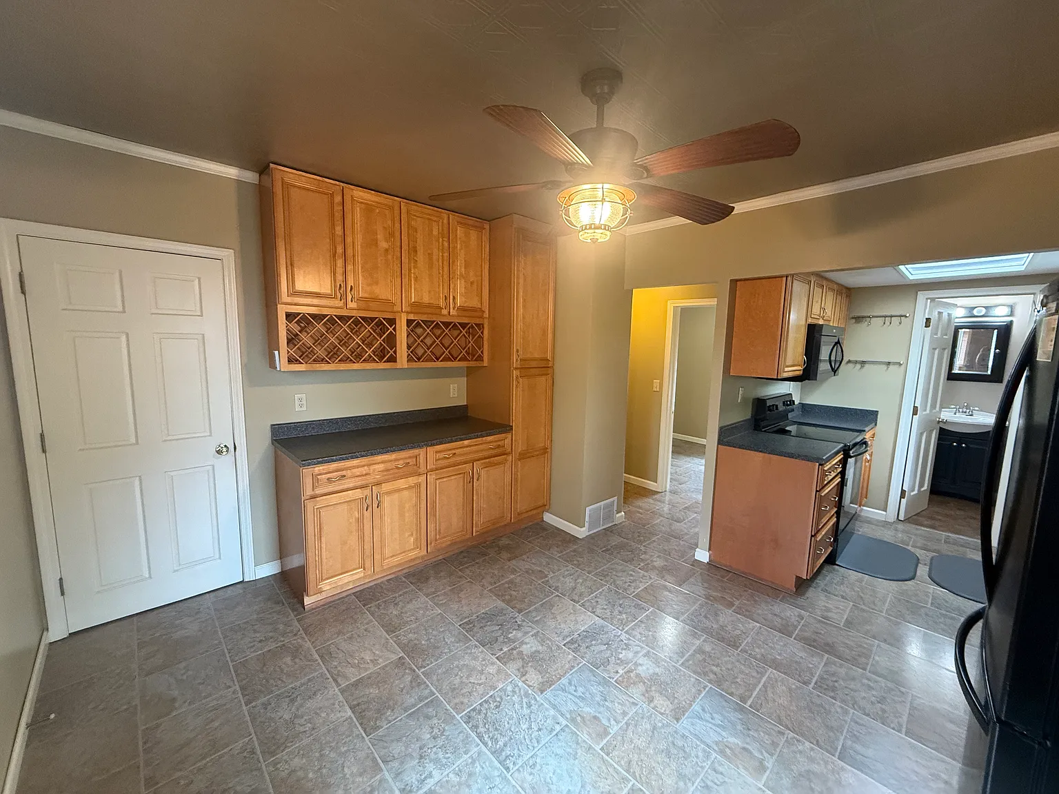 3 bed, 1600 sqft, $1,650 — Photo 2