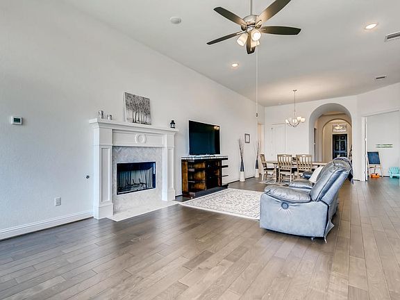 3rd image of 305 Pendent Dr