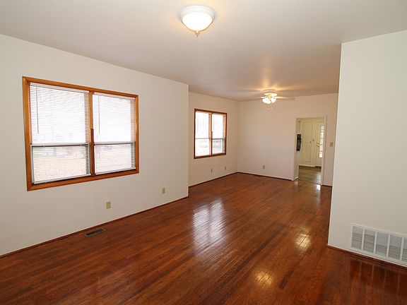 3rd image of 615 W Carr Ave