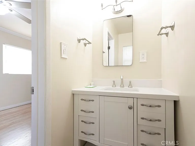 10706 Rhodesia Ave — Photo 14