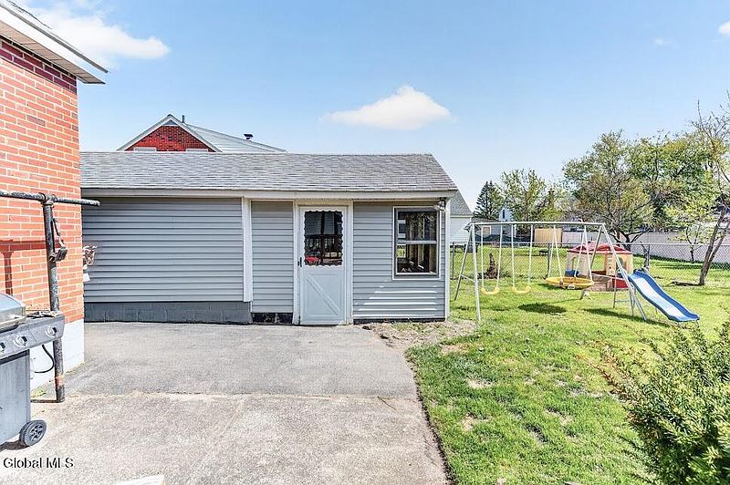 5th image of 2522 Van Dyke Avenue