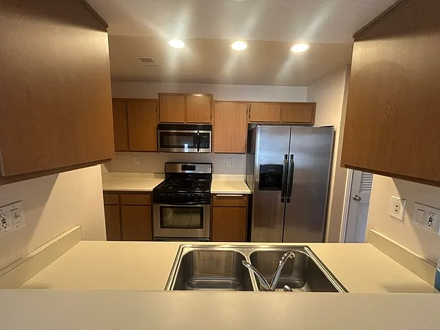 2 bed, 872 sqft, $2,600 — Photo 2