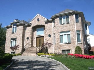 1115 Arcadian Way, Fort Lee, NJ 07024