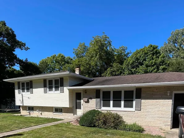 315 S Kennedy Dr, Petersburg, IL 62675