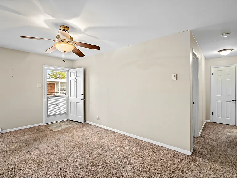 401 E Main St — Photo 27