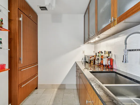 250 East 53rd Street image 8 of 13