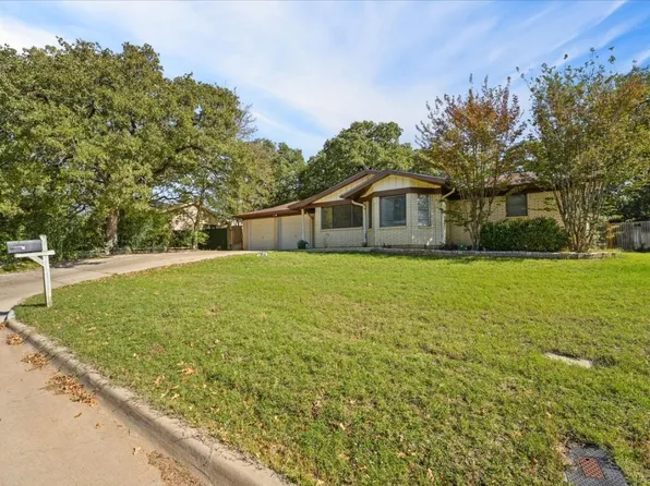 536 Oak Park Dr, Hurst, TX 76053