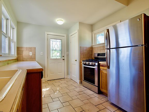 5th image of 1518 Blair Ave