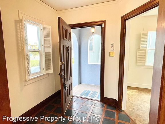 3rd image of 1017 Portola Dr