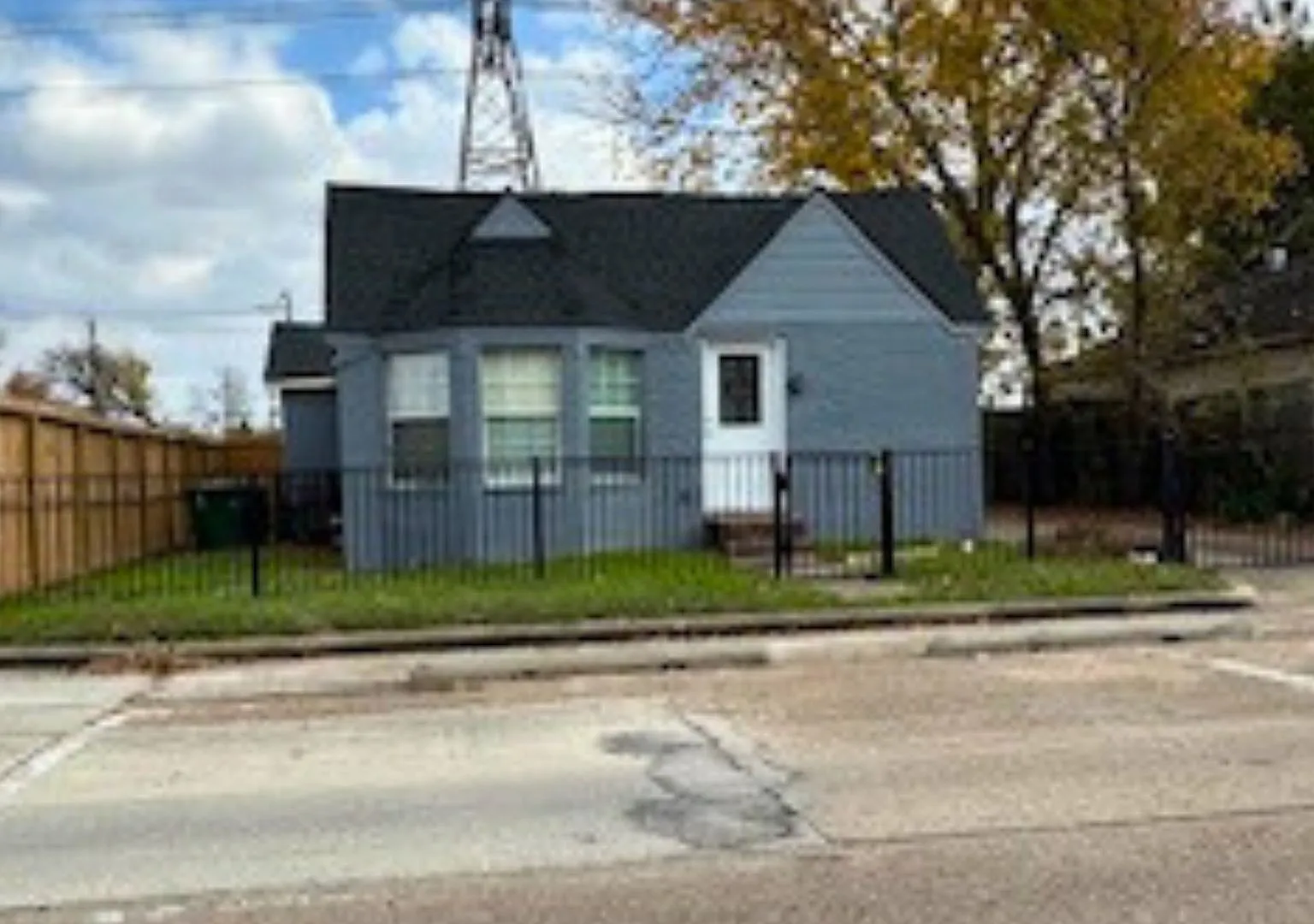 3 bed, 3400 sqft, $1,895 — Photo 1
