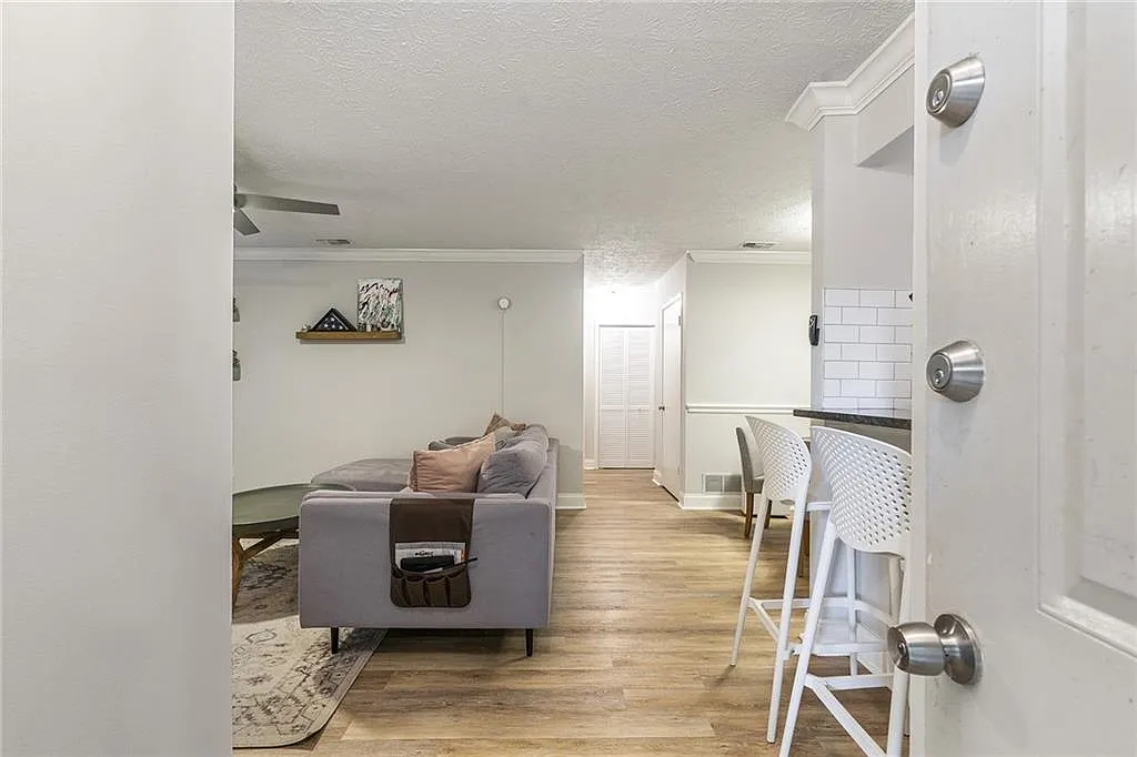 2 bed, 2.0 bath, 1060 sqft, $1,800 — Photo 2