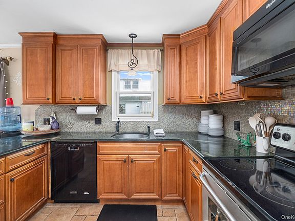 2nd image of 208 Island Parkway W