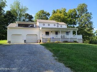966 Chestnut Grove Rd, Dandridge, TN 37725