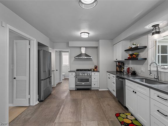 3rd image of 23650 Shelburne Rd