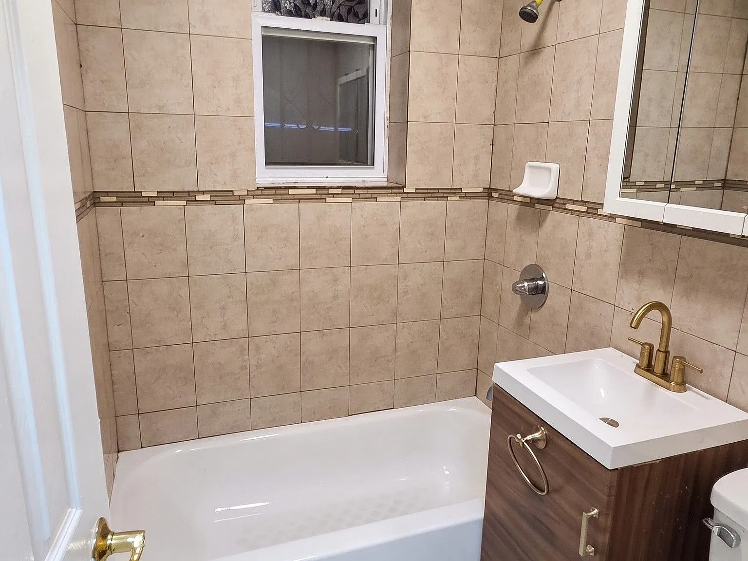 62 Winfield Ave — Photo 2