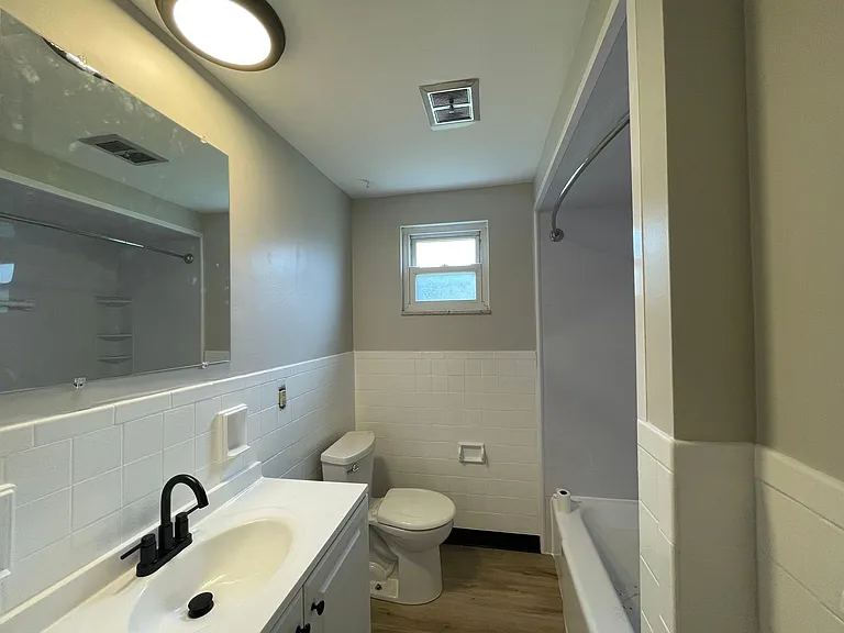 112 Woodlawn - (06107) — Photo 8