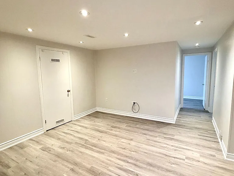 73 Boothbay Cres #LOWERFL — Photo 3